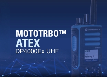 Un appareil radio Motorola MOTOTRBO DP4000Ex ATEX est pr&eacute;sent&eacute; sur un fond graphique.