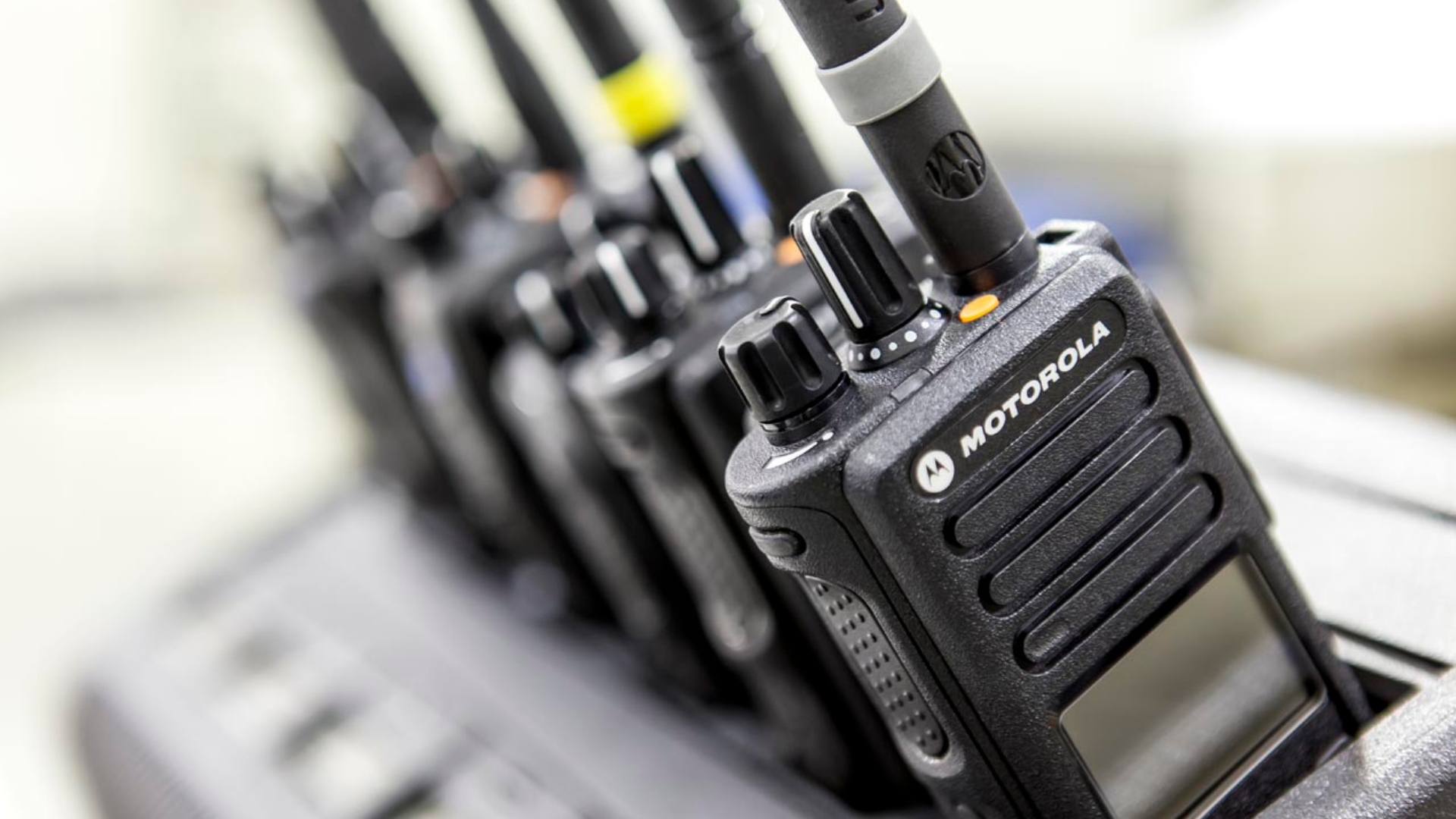 Plusieurs radios Motorola Solutions sont insérées dans un chargeur multiple.