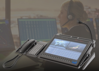 Ordinateur tactile TIPRO BeFREE avec intercom int&eacute;gr&eacute;, combin&eacute; t&eacute;l&eacute;phonique et touches programmables dans une console de dispatching modulaire pour la communication vocale.